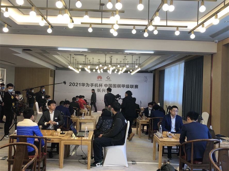 李璇在社媒点评表示：5年7.5亿不少人觉得低，但这与目前中超的品质是匹配的，外援水准是中超上限，2023中超外援啥情况大家都看到了，2024还少了费莱尼这样的强人，这种背景下想把版权卖高价不现实。